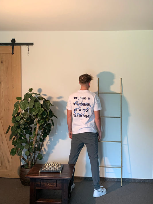 Future Wit t shirt gemaakt door Aderfia. Behaal jou doelen met dit shirt!